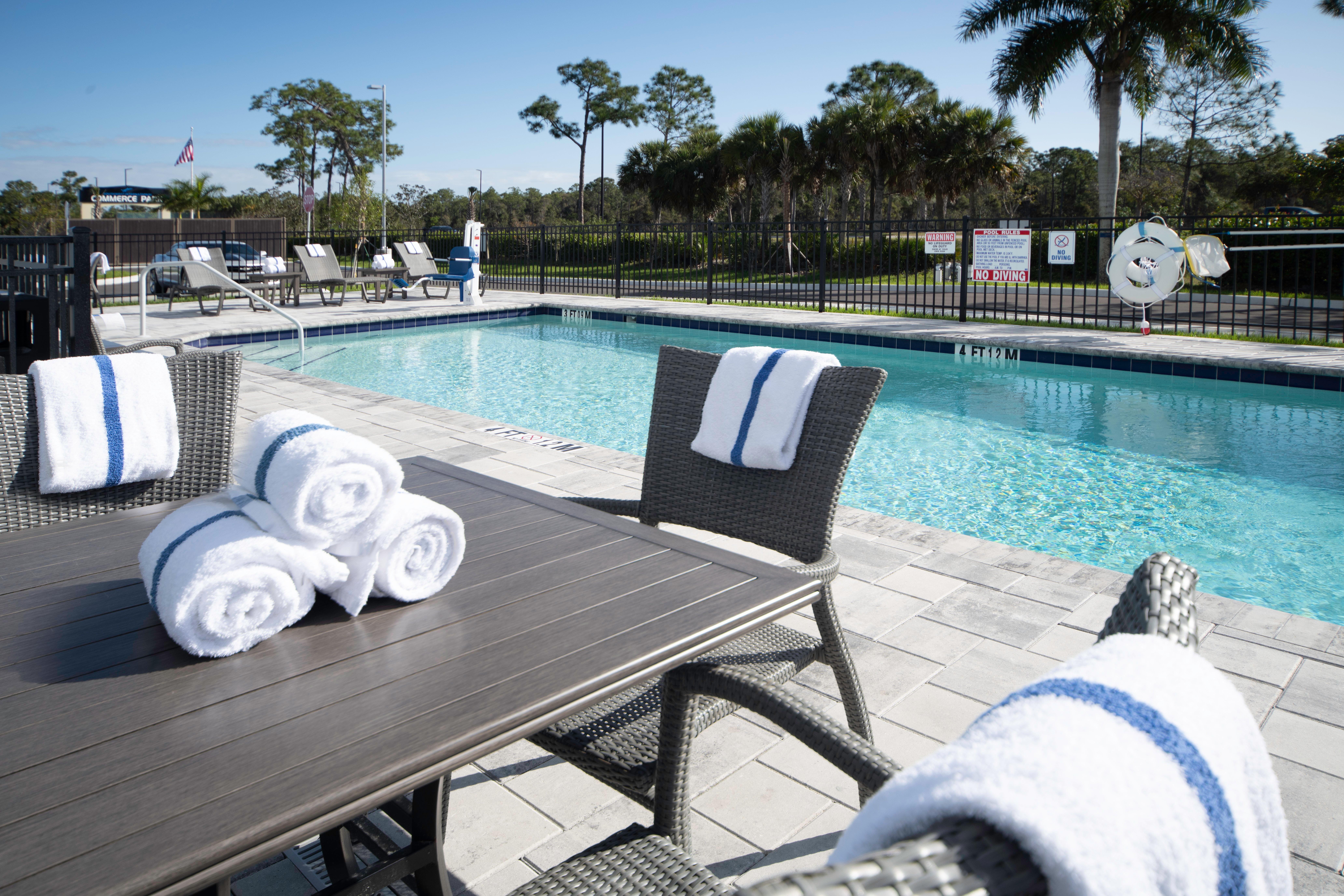 Holiday Inn Express & Suites - Fort Myers Airport By Ihg Eksteriør billede